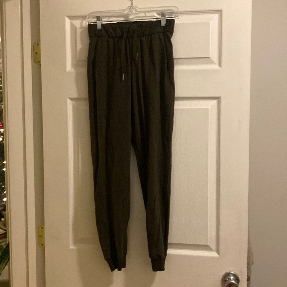 Lululemon size 2!! Forest green joggers!! Excellent condition!